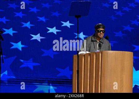 Chicago, Usa. August 2024. Sänger Stevie Wonder spricht während eines Soundcheck vor der Democratic National Convention 2024 im United Center in Chicago, Illinois, am Mittwoch, den 21. August 2024. Demokraten kommen zusammen, um Vizepräsidentin Kamala Harris als ihren Kandidaten für das Amt des US-Präsidenten zu nominieren. Foto: Matt Marton/UPI Credit: UPI/Alamy Live News Stockfoto