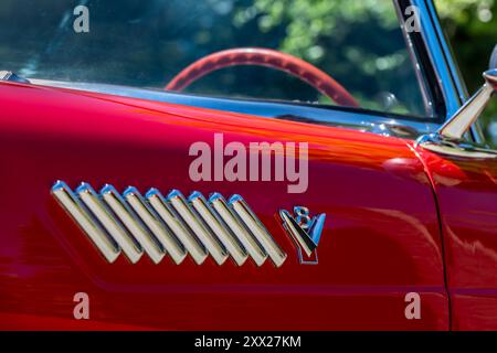 DEARBORN, MI/USA – 15. JUNI 2024: Nahaufnahme eines Ford Thunderbird Chrombezugs aus dem Jahr 1955, der Henry Ford (THF) Motor Muster Car Show, Greenfield Village. Stockfoto