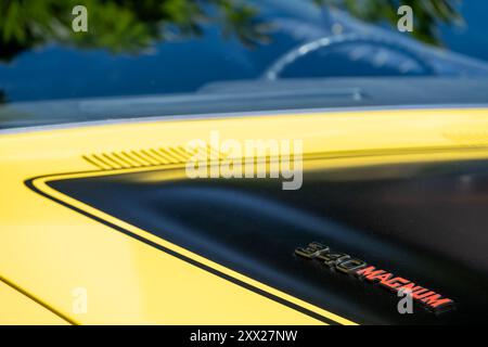 DEARBORN, MI/USA – 15. JUNI 2024: Nahaufnahme einer 1973er Dodge Charger Rallye-Haube, der Henry Ford (THF) Motor Muster-Ausstellung, Greenfield Village Stockfoto