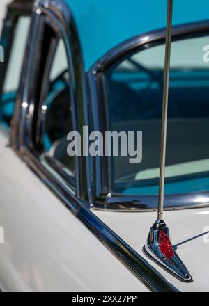 DEARBORN, MI/USA – 15. JUNI 2024: Nahaufnahme einer 1956 Ford Crown Victoria Radioantenne, der Henry Ford (THF) Motor Muster Car Show, Greenfield Village. Stockfoto