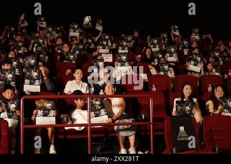 Los Angeles, USA. August 2024. Am 20. August besuchen die Menschen die Premiere des chinesischen Films „Decoded“ in einem AMC-Theater in der City of Monterey Park, Los Angeles County, Kalifornien, USA. 2024. der chinesische Spionage-Thriller "Decoded" feierte seine Premiere am Dienstag Abend in Los Angeles, da der Film diese Woche auf die nordamerikanische Großleinwand kommt. Quelle: Zeng Hui/Xinhua/Alamy Live News Stockfoto