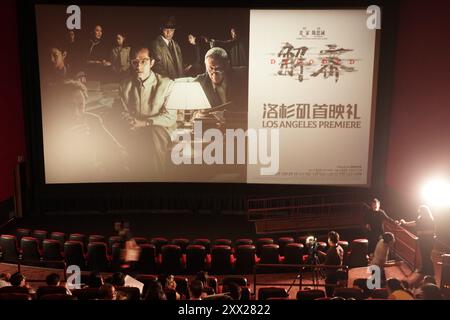 Los Angeles, USA. August 2024. Am 20. August besuchen die Menschen die Premiere des chinesischen Films „Decoded“ in einem AMC-Theater in der City of Monterey Park, Los Angeles County, Kalifornien, USA. 2024. der chinesische Spionage-Thriller "Decoded" feierte seine Premiere am Dienstag Abend in Los Angeles, da der Film diese Woche auf die nordamerikanische Großleinwand kommt. Quelle: Zeng Hui/Xinhua/Alamy Live News Stockfoto