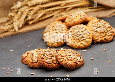 Knusprige Sonnenblumenkekse, perfekt für einen gesunden und befriedigenden Snack mit einem nussigen Geschmack Stockfoto