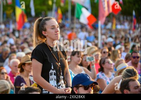 Die Menge beim Mladifest 2024, dem jährlichen Jugendfest in Medjugorje. Stockfoto