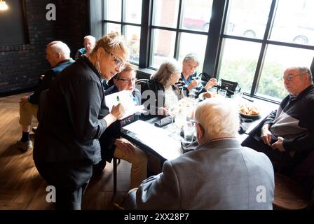 Kellnerin, die von einer Gruppe von Senioren Mittagsbestellungen im Dangerfield's Restaurant entgegennimmt. Shakopee Minnesota MN USA Stockfoto
