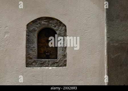 Ein Weinfenster (Buchetta del vino), in der Vergangenheit für den Verkauf von Wein direkt auf der Straße von den Kellern der alten Paläste in Florenz, Italien Stockfoto