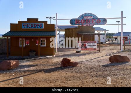 Bryce Canyon, Utah, Vereinigte Staaten von Amerika - 9. Juni 2024: Der Eingang zu einem Country-Rodeo-Event im Bryce Canyon mit einem großen Schild und einem rustikalen Gebäude geschmückt ist *** der Eingang zu einem Country-Rodeo-Event im Bryce Canyon, der mit einem großen Schild und einem rustikalen Gebäude geschmückt ist Stockfoto