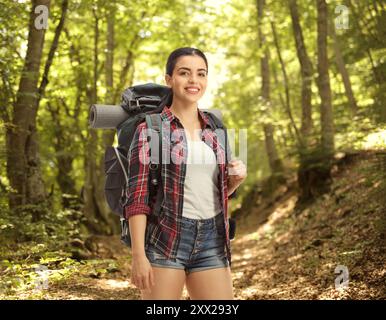 Junge Wanderer mit Rucksack im Wald Stockfoto