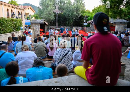 Pilger beten und zünden Kerzen am Kreuz in der Nähe der Jakobskirche in Medjugorje. Stockfoto