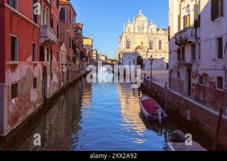 Typisch venezianischer Kanal bei den Heiligen Giovanni und Paolo Platz mit historischen Gebäuden, Venedig, Italien Stockfoto