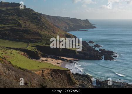 Blick vom Coastal PATH by Gara Rock Hotel, Blick nach Südosten entlang des Küstenweges, Blick auf den Strand am Hotel und Landzungen dahinter, sonniger Wintertag. Stockfoto