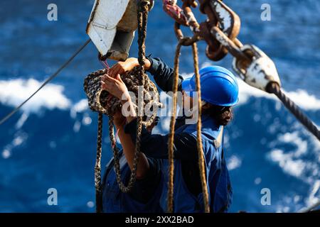 Mittelmeer. August 2024. Boatswains Mate 3rd Class Kanim Hannigan (links) und Seaman Tamara Cervantes (rechts) vom Arleigh Burke-Klasse-Raketenzerstörer USS Bulkeley (DDG 84) verbinden ein Spannkabel während einer Auffüllung auf See im August. 10, 2024. Bulkeley befindet sich auf einem geplanten Einsatz im US-Marinestreitgebiet Europa, das von der 6. US-Flotte eingesetzt wird, um die Interessen der USA, Verbündeten und Partner zu verteidigen. (Kreditbild: © Joseph Macklin/USA Navy/ZUMA Press Wire) NUR FÜR REDAKTIONELLE ZWECKE! Nicht für kommerzielle ZWECKE! Stockfoto