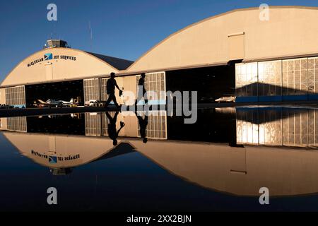 Sacramento, Kalifornien, USA. August 2024. Flieger, die dem 6. Luftbetankungsflügel zugewiesen wurden, gehen über die Fluglinie am McClellan Airport in Sacramento, Kalifornien, während Übung Bamboo Eagle 24.-3. August. 9, 2024. Während der Zeit von Bamboo Eagle werden die Air Mobility Command-Ressourcen die Kampfflugzeuge unterstützen, die eine flächendeckende Kampffähigkeitserzeugung aus aufgeschlüsselten Standorten im Westen der USA implementieren, zusammen mit verteilter Führung und Kontrolle, agiler Logistik und taktischer Luft-Luft-Betankung. Bamboo Eagle bietet den teilnehmenden Einheiten die Möglichkeit, die Effizienz der Air Force hervorzuheben Stockfoto