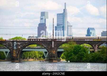 Amtrak-Zug überquert den Schuylkill River vom Fairmont Park aus Stockfoto