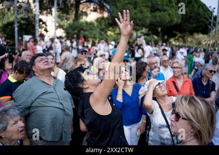 Barcelona, Spanien. August 2024. Die Leute schauen in die Sagrada Familia Kirche. Mit mehr als 18 Millionen Touristen, die 2024 Barcelona besuchen werden, hat die Stadt Schwierigkeiten, ein Gleichgewicht zwischen den wirtschaftlichen Vorteilen des Tourismus während der Tourismussaison und der Notwendigkeit zu finden, die Stadt für die Einwohner lebenswert zu halten, die dem Massentourismus und der Ausbeutung der Stadt durch die Tourismusbranche feindselig gegenüberstehen. Quelle: SOPA Images Limited/Alamy Live News Stockfoto