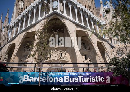 Barcelona, Spanien. August 2024. Ein Touristenbus fährt an der Kirche Sagrada Familia vorbei. Mit mehr als 18 Millionen Touristen, die 2024 Barcelona besuchen werden, hat die Stadt Schwierigkeiten, ein Gleichgewicht zwischen den wirtschaftlichen Vorteilen des Tourismus während der Tourismussaison und der Notwendigkeit zu finden, die Stadt für die Einwohner lebenswert zu halten, die dem Massentourismus und der Ausbeutung der Stadt durch die Tourismusbranche feindselig gegenüberstehen. (Credit Image: © Davide Bonaldo/SOPA Images via ZUMA Press Wire) NUR REDAKTIONELLE VERWENDUNG! Nicht für kommerzielle ZWECKE! Stockfoto