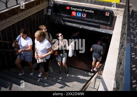 Barcelona, Spanien. August 2024. Die Leute kommen an der U-Bahn-Station Sagrada Familia an. Mit mehr als 18 Millionen Touristen, die 2024 Barcelona besuchen werden, hat die Stadt Schwierigkeiten, ein Gleichgewicht zwischen den wirtschaftlichen Vorteilen des Tourismus während der Tourismussaison und der Notwendigkeit zu finden, die Stadt für die Einwohner lebenswert zu halten, die dem Massentourismus und der Ausbeutung der Stadt durch die Tourismusbranche feindselig gegenüberstehen. (Credit Image: © Davide Bonaldo/SOPA Images via ZUMA Press Wire) NUR REDAKTIONELLE VERWENDUNG! Nicht für kommerzielle ZWECKE! Stockfoto