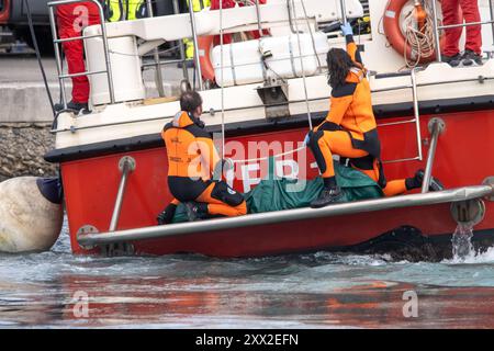 Palermo, Italien. August 2024. Die Leiche eines Opfers des Sinkens der Bayesschen Yacht wurde geborgen. (Foto: Antonio Melita/Pacific Press) (Foto: Antonio Melita/Pacific Press) Credit: Pacific Press Media Production Corp./Alamy Live News Stockfoto