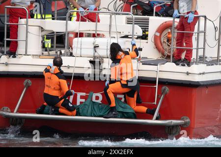 Palermo, Italien. August 2024. Die Leiche eines Opfers des Sinkens der Bayesschen Yacht wurde geborgen. (Foto: Antonio Melita/Pacific Press) (Foto: Antonio Melita/Pacific Press) Credit: Pacific Press Media Production Corp./Alamy Live News Stockfoto