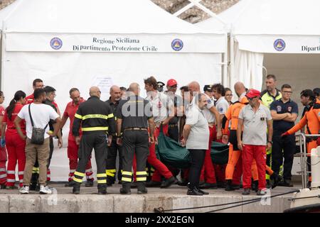 Palermo, Italien. August 2024. Die Leiche eines Opfers des Sinkens der Bayesschen Yacht wurde geborgen. (Foto: Antonio Melita/Pacific Press) (Foto: Antonio Melita/Pacific Press) Credit: Pacific Press Media Production Corp./Alamy Live News Stockfoto