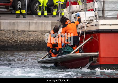 Palermo, Italien. August 2024. Die Leiche eines Opfers des Sinkens der Bayesschen Yacht wurde geborgen. (Foto: Antonio Melita/Pacific Press) (Foto: Antonio Melita/Pacific Press) Credit: Pacific Press Media Production Corp./Alamy Live News Stockfoto