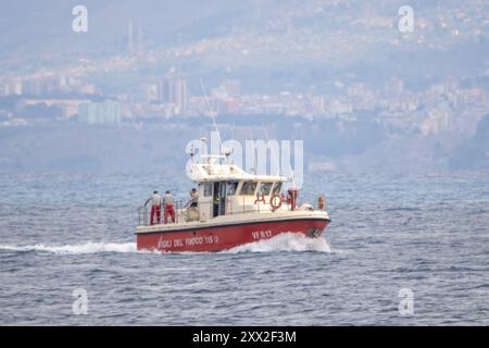 Palermo, Italien. August 2024. Die Leiche eines Opfers des Sinkens der Bayesschen Yacht wurde geborgen. (Kreditbild: © Antonio Melita/Pacific Press via ZUMA Press Wire) NUR REDAKTIONELLE VERWENDUNG! Nicht für kommerzielle ZWECKE! Stockfoto