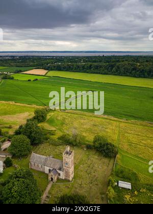 CAERWENT, WALES - 2. AUGUST 2024: Aus der Vogelperspektive auf die alte Kirche aus dem 13. Jahrhundert innerhalb der römischen Mauern in Caerwent, Wales Stockfoto