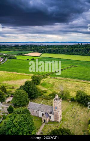 Aus der Vogelperspektive der alten Kirche aus dem 13. Jahrhundert in den römischen Mauern der antiken Stadt Caerwent Stockfoto