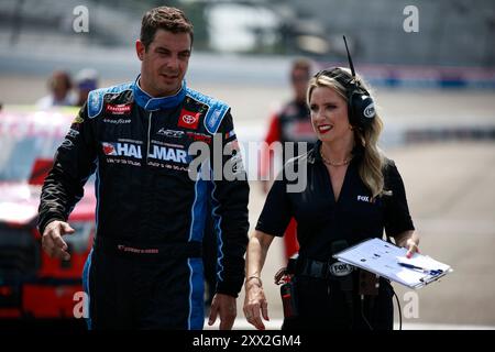 Richmond, Va, USA. August 2024. Stewart Friesen geht an seinem Auto vorbei, bevor er sich für den Clean Harbors 250 in Richmond, VA, USA, qualifiziert. (Kreditbild: © Walter G. Arce Sr./ASP via ZUMA Press Wire) NUR REDAKTIONELLE VERWENDUNG! Nicht für kommerzielle ZWECKE! Stockfoto