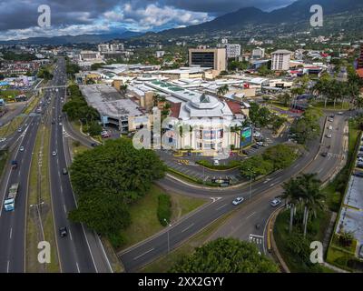 Escazu, San José, Costa Rica - 08 08 2024: Luftaufnahme der Pricesmart-Mitgliedslager-Clubs in Costa Rica Stockfoto