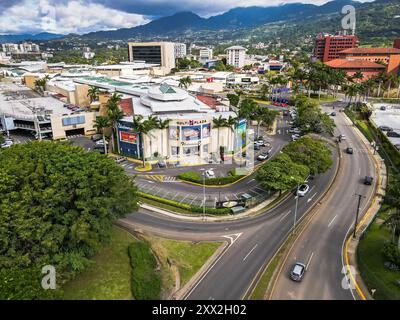 Escazu, San José, Costa Rica - 08 08 2024: Luftaufnahme der Pricesmart-Mitgliedslager-Clubs in Costa Rica Stockfoto