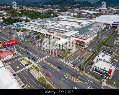 Escazu, San José, Costa Rica - 08 08 2024: Luftaufnahme der Pricesmart-Mitgliedslager-Clubs in Costa Rica Stockfoto