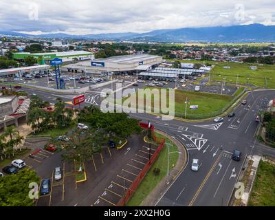 Escazu, San José, Costa Rica - 08 08 2024: Luftaufnahme der Pricesmart-Mitgliedslager-Clubs in Costa Rica Stockfoto