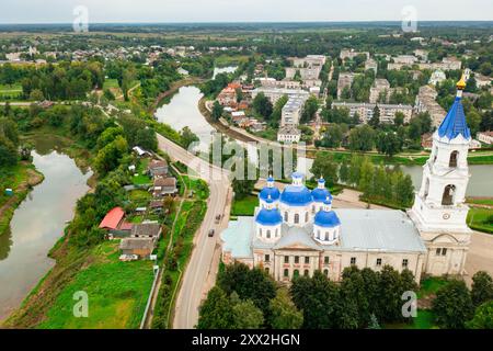 Auferstehungskathedrale am Ufer des Flusses Kaschinka in Kashin, Russland Stockfoto