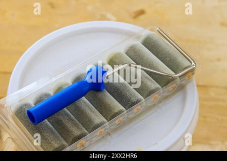 Wände können mit Rollen mit Griffen lackiert werden Stockfoto