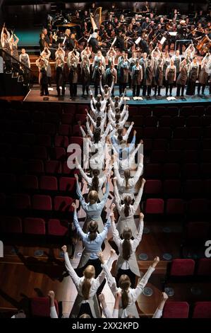 Edinburgh, 21. August 2024. Die britische Premiere einer multimedialen leidenschaftlichen Elegie für die Opfer des New Yorker Triangle Shirtwaist Factory Fire aus dem Jahr 1911. Dirigent Marin Alsop, das Philharmonia Orchestra und die weiblichen Stimmen des National Youth Choir of Scotland treffen sich zur ersten britischen Aufführung von Julia Wolfe’s Fire in My Mouth. Tom Duffin Fotograf. Stockfoto