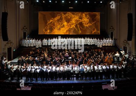 Edinburgh, 21. August 2024. Die britische Premiere einer multimedialen leidenschaftlichen Elegie für die Opfer des New Yorker Triangle Shirtwaist Factory Fire aus dem Jahr 1911. Dirigent Marin Alsop, das Philharmonia Orchestra und die weiblichen Stimmen des National Youth Choir of Scotland treffen sich zur ersten britischen Aufführung von Julia Wolfe’s Fire in My Mouth. Tom Duffin Fotograf. Stockfoto