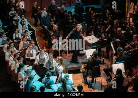 Edinburgh, 21. August 2024. Die britische Premiere einer multimedialen leidenschaftlichen Elegie für die Opfer des New Yorker Triangle Shirtwaist Factory Fire aus dem Jahr 1911. Dirigent Marin Alsop, das Philharmonia Orchestra und die weiblichen Stimmen des National Youth Choir of Scotland treffen sich zur ersten britischen Aufführung von Julia Wolfe’s Fire in My Mouth. Tom Duffin Fotograf. Stockfoto