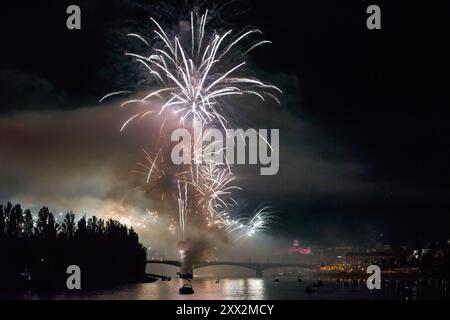 Während des Stephansfestes, der die Gründung des ungarischen Staates feiert, findet in Budapest ein spektakuläres Feuerwerk über der Donau statt. Jedes Jahr am 20. August feiert Ungarn die Gründung des ungarischen Staates und die über 1.000 Jahre alte Geschichte des Landes. König Stephan starb am 15. August 1038. König Stephan wurde am 20. August 1083 von Papst Gregor VII. Heilig gesprochen, weil er das Christentum nach Ungarn gebracht hatte. Später wurde er zum schutzheiligen Ungarns erklärt. Seit Königin Maria Theresia im Jahr 1771 war dieser Tag ein Nationalfeiertag und Kirchenfeiertag Stockfoto