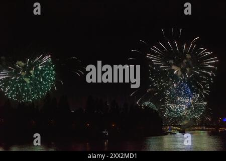 Während des Stephansfestes, der die Gründung des ungarischen Staates feiert, findet in Budapest ein spektakuläres Feuerwerk über der Donau statt. Jedes Jahr am 20. August feiert Ungarn die Gründung des ungarischen Staates und die über 1.000 Jahre alte Geschichte des Landes. König Stephan starb am 15. August 1038. König Stephan wurde am 20. August 1083 von Papst Gregor VII. Heilig gesprochen, weil er das Christentum nach Ungarn gebracht hatte. Später wurde er zum schutzheiligen Ungarns erklärt. Seit Königin Maria Theresia im Jahr 1771 war dieser Tag ein Nationalfeiertag und Kirchenfeiertag Stockfoto