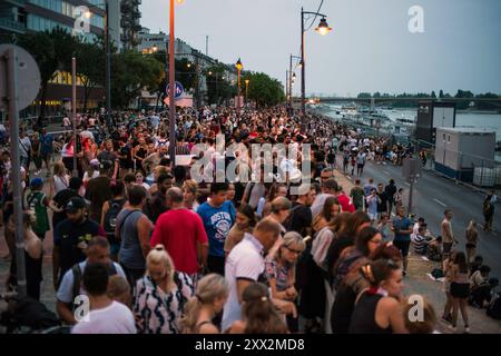 Hunderttausende Ungarn versammelten sich an der Donau in Budapest, um das Feuerwerk während des Stephansfestes zu beobachten, das die Gründung des ungarischen Staates feierte. Jedes Jahr am 20. August feiert Ungarn die Gründung des ungarischen Staates und die über 1.000 Jahre alte Geschichte des Landes. König Stephan starb am 15. August 1038. König Stephan wurde am 20. August 1083 von Papst Gregor VII. Heilig gesprochen, weil er das Christentum nach Ungarn gebracht hatte. Später wurde er zum schutzheiligen Ungarns erklärt. Seit Königin Maria Theresia im Jahr 1771 war dieser Tag eine nati Stockfoto