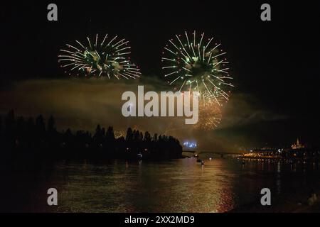 Während des Stephansfestes, der die Gründung des ungarischen Staates feiert, findet in Budapest ein spektakuläres Feuerwerk über der Donau statt. Jedes Jahr am 20. August feiert Ungarn die Gründung des ungarischen Staates und die über 1.000 Jahre alte Geschichte des Landes. König Stephan starb am 15. August 1038. König Stephan wurde am 20. August 1083 von Papst Gregor VII. Heilig gesprochen, weil er das Christentum nach Ungarn gebracht hatte. Später wurde er zum schutzheiligen Ungarns erklärt. Seit Königin Maria Theresia im Jahr 1771 war dieser Tag ein Nationalfeiertag und Kirchenfeiertag Stockfoto