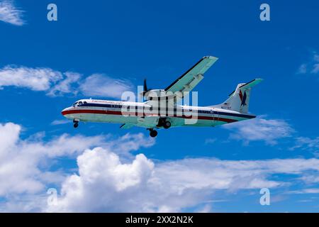 Princess Juliana Airport 9-4-2007 Simpson Bay Saint Martin American Eagle ATR-72-200 N377AT bei Anflug über Maho Beach in Princess Juliana Intl. A Stockfoto