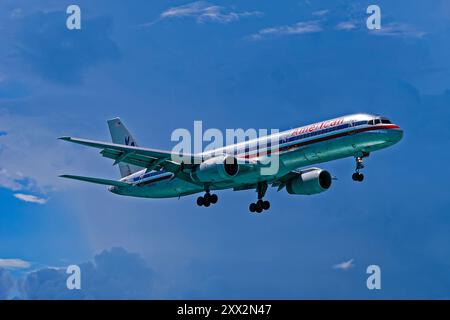 Princess Juliana Airport 9-4-2007 Simpson Bay Saint Martin American Airlines Boeing 757-200 N648AA auf dem Anflug über Maho Beach in Princess Juliana Stockfoto