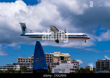 Princess Juliana Airport 9-4-2007 Simpson Bay Saint Martin American Eagle ATR-72-200 N3498AT bei Anflug über Maho Beach in Princess Juliana Intl. Stockfoto