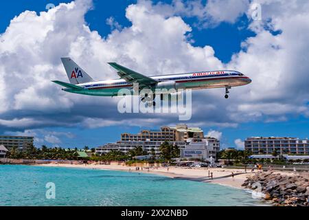 Princess Juliana Airport 9-4-2007 Simpson Bay Saint Martin American Airlines Boeing 757-200 N649AA auf dem Anflug über Maho Beach in Princess Juliana Stockfoto