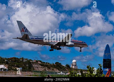 Princess Juliana Airport 9-4-2007 Simpson Bay Saint Martin American Airlines Boeing 757-200 N648AA auf dem Anflug über Maho Beach in Princess Juliana Stockfoto