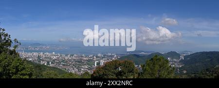 Panorama der Insel Penang, mit Penang Bridge, die Perai auf dem Festland und Gelugor in George Town, Malaysia verbindet Stockfoto