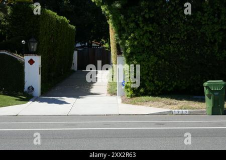 Santa Monica, Kalifornien, USA 19. August 2024 Schauspielerin Greta Garbo, Schauspielerin Bette Davis und Schauspielerin Miriam Hopkins ehemaliges Haus am 1717 San Vicente Blvd am 19. August 2024 in Santa Monica, Kalifornien, USA. Foto: Barry King/Alamy Stock Photo Stockfoto