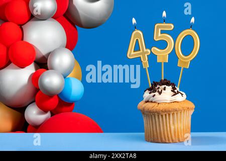 Nummer 450 Geburtstagskerze - Geburtstagskarte mit Ballons. Cupcake Stockfoto